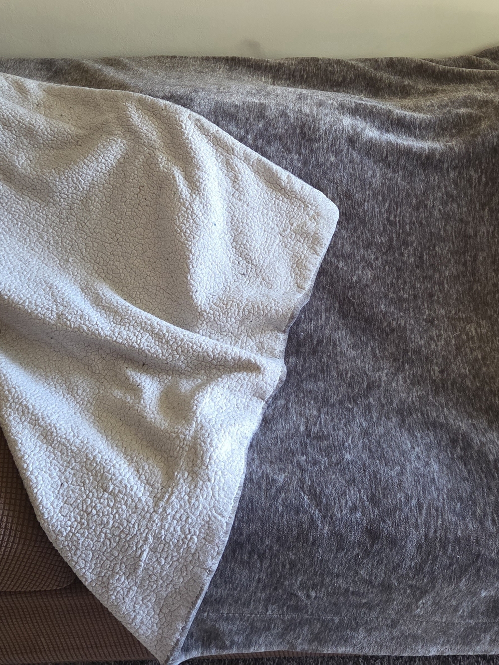 Oversized Plush Sherpa Throw Blanket 60" x 70" Life Comfort. Super soft & warm.